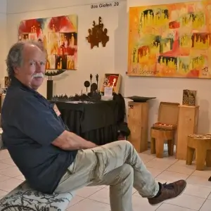 Kunstenaar Jos Gielen in zijn atelier