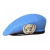 VN baret met embleem Baret Verenigde naties met embleem
