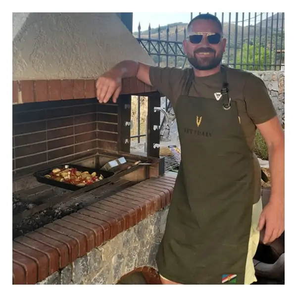 BBQ schort Vet eraan sfeerfoto