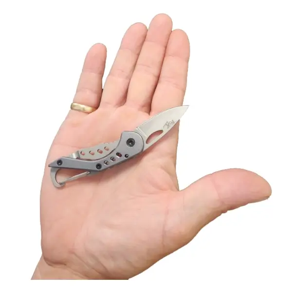 Piccolo mes uitgeklapt in hand