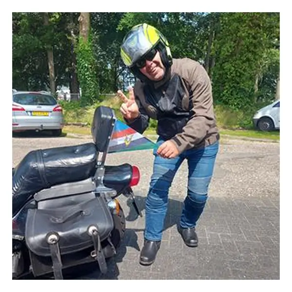 Puntvlag veteranenvlag aan motor