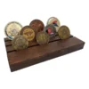 Coin display klein donkerbruin sfeer Coin display klein donkerbruin sfeerfoto voorbeeld met coins