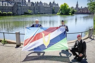 Overhandiging Politiek den haag aan Jan van Zanen