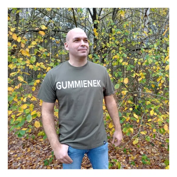 T-shirt Gummienek mannen herenshirt sfeerfoto