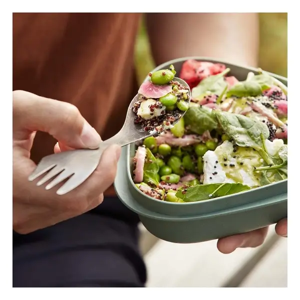 Spork titanium in gebruik